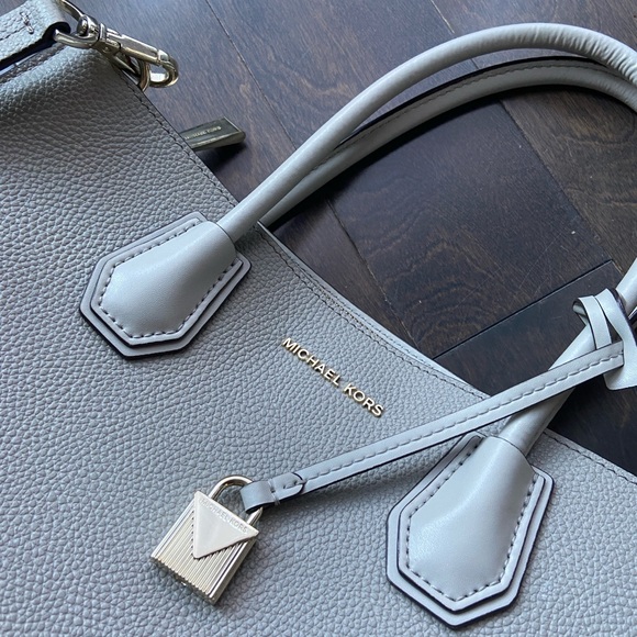 Michael Kors Mercer Medium Organ Tote Bag - Picture 2 of 9